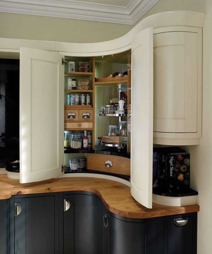 6 1 696x835 1 طراحی کابینت کنج دیوار آشپزخانه با دسترسی آسان و کاربردی