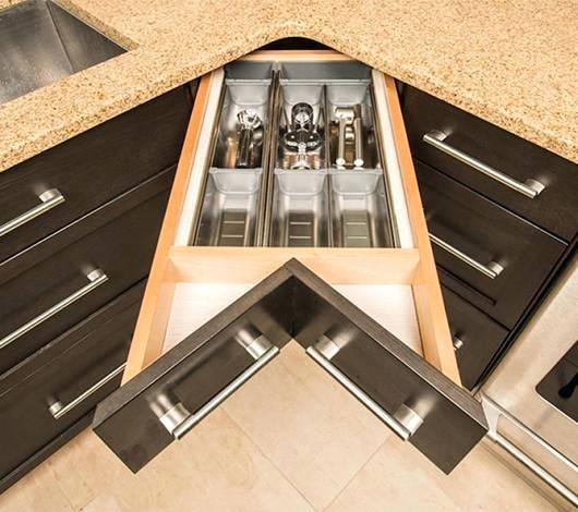 طراحی کابینت کنج دیوار آشپزخانه با دسترسی آسان و کاربردی